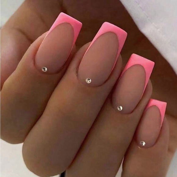 PRESS ON NAILS - Picture 1 of 2